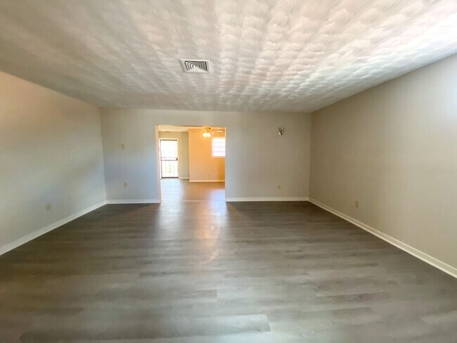 Foto del edificio - 4 bedroom, 2 bathroom recently updated in ...