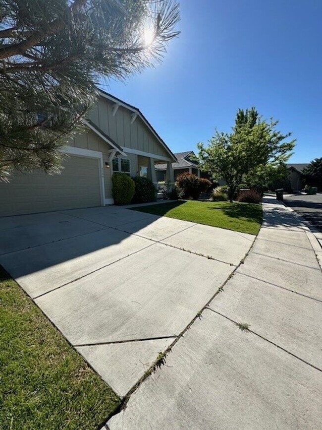 Building Photo - Kiley Ranch Golf Course 3 Bedroom Plus Den Home