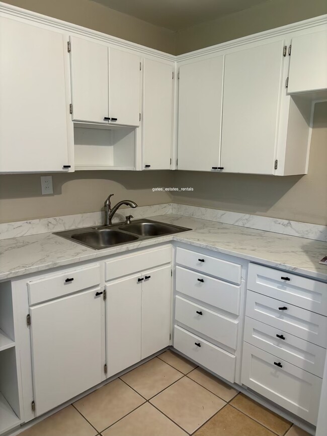 Foto del edificio - 10235 Elmhurst Dr