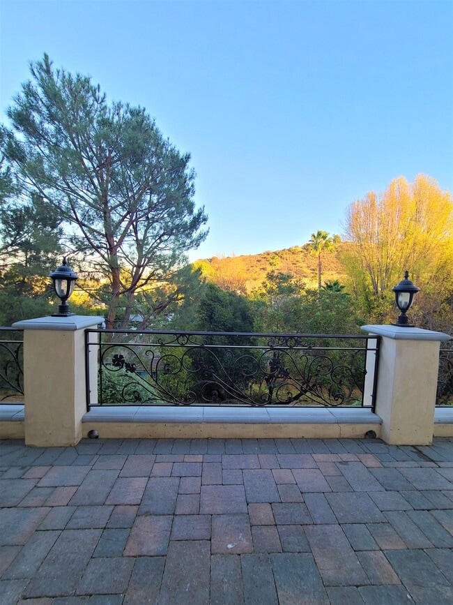 Building Photo - 15555 High Knoll Rd