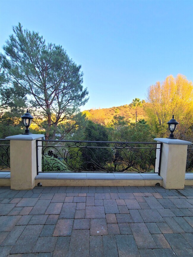 Foto del edificio - 15555 High Knoll Rd