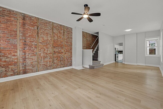 Foto del edificio - Freshly Renovated 4-Bedroom Home with Cent...
