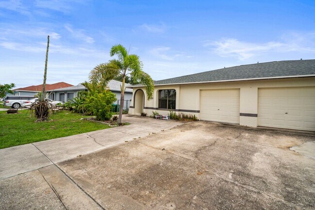 Building Photo - Stunning duplex offers two spacious bedroo...