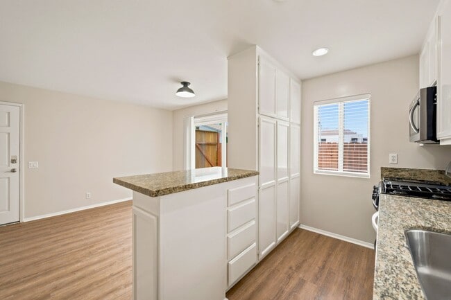 Building Photo - 225 20th St