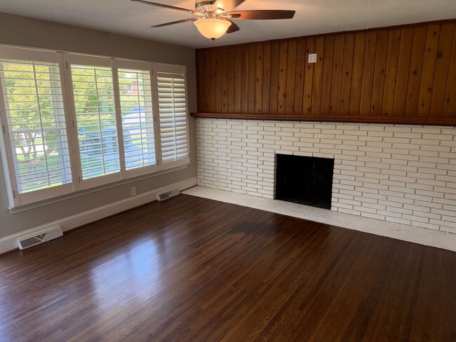 Building Photo - 4920 Raymond Pl