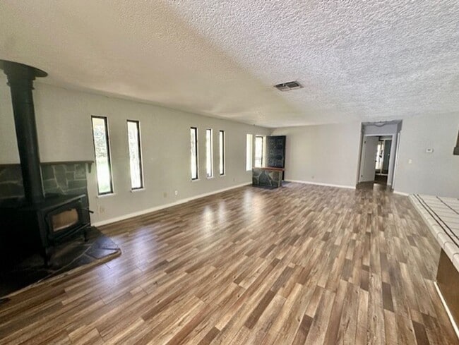 Building Photo - INCREDIBLE LOCATION!!! Quaint and Quiet and Roomy!