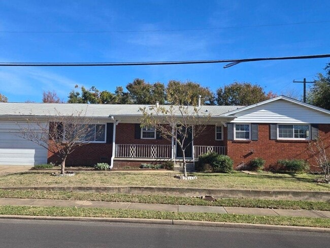 Building Photo - Mid-town red brick ranch home with 3 bed, ...