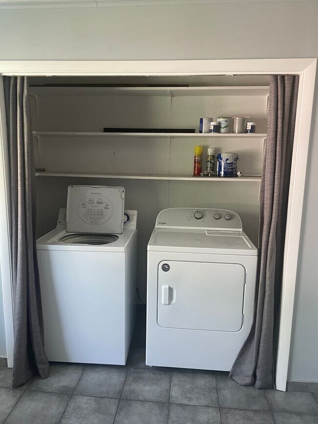 Foto del edificio - Three bedroom 1 1/2 bath ranch home