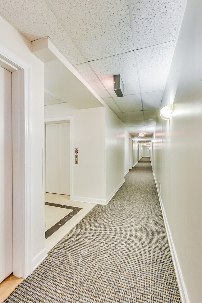 Building Photo - 7625 N Eastlake Terrace