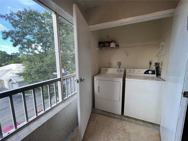 Foto del edificio - 2820 N Oakland Forest Dr