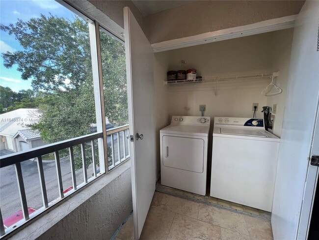 Building Photo - 2820 N Oakland Forest Dr