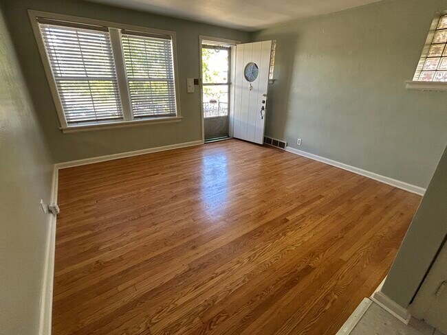 Foto del edificio - 4938 Fyler Ave