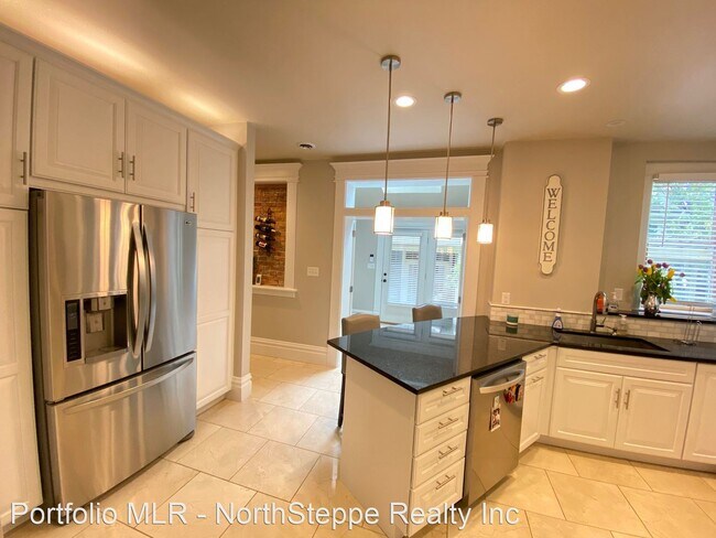 Foto del edificio - 4 br, 2.5 bath Apartment - 690 Neil Ave