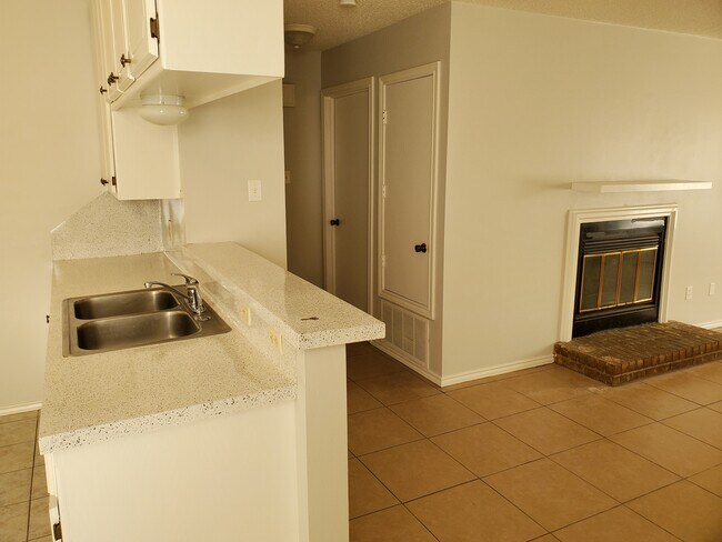 Building Photo - 4588 Oak Hill Dr