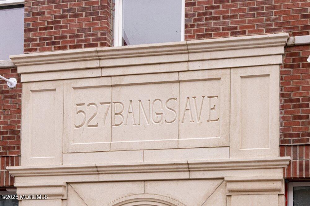 Building Photo - 527 Bangs Ave