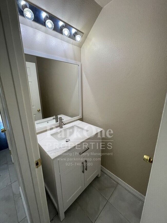Foto del edificio - Spacious Town house in Pleasant Hill Now Available!