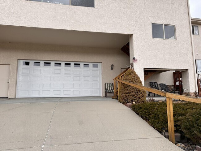 Building Photo - 655 S Lakeview Dr