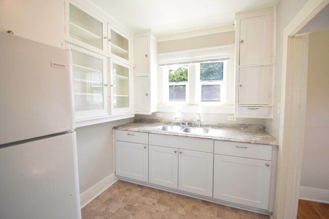 Building Photo - 2 Bedroom 1 Bath Home with Large Yard in t...