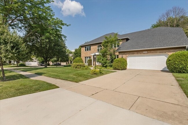 Building Photo - 1055 Knollwood Ln