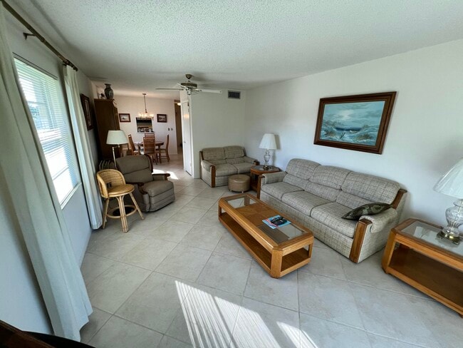 Foto del edificio - 62 Woodland Dr