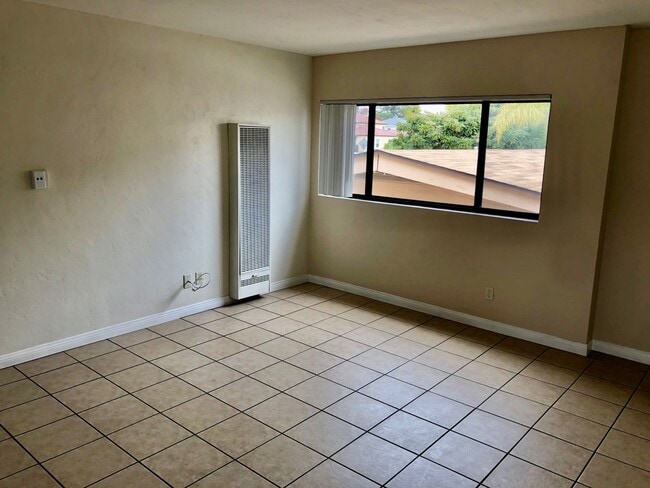 Building Photo - 1 Bed/1 Bath Pacific Beach!