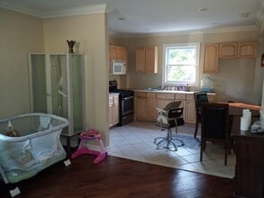 Building Photo - 176 Thompson Ave