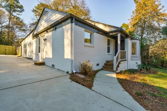 Building Photo - 995 Lindbergh Dr NE