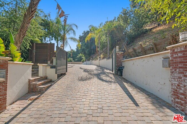Building Photo - 3200 Oakley Dr
