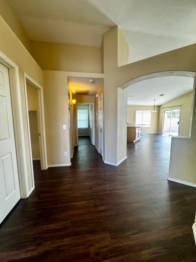 Foto del edificio - FOR RENT