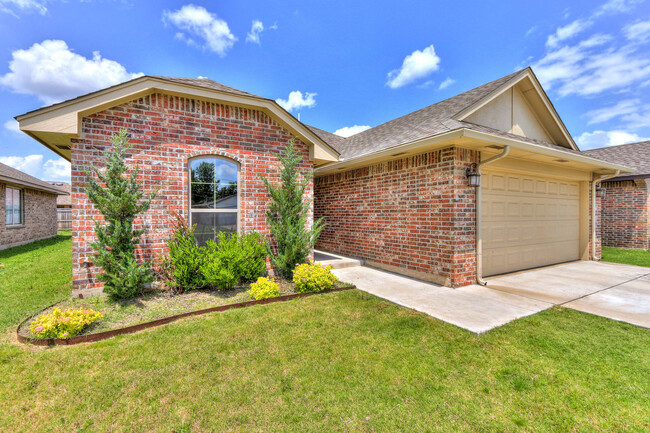 Foto del edificio - AVAILABLE IN APRIL 1545 SW 96TH STREET OKC...