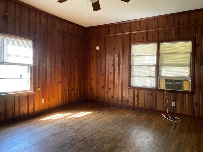 Building Photo - Cozy 2 Bedroom/1 Bathroom on Whitehall Rd ...