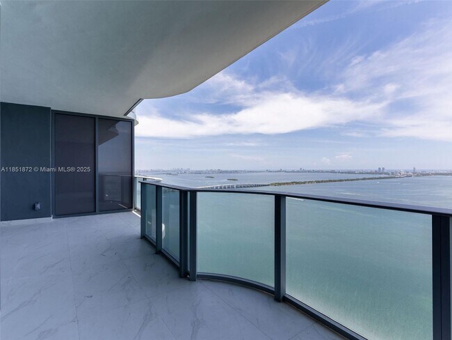 Foto del edificio - 700 NE 24th St