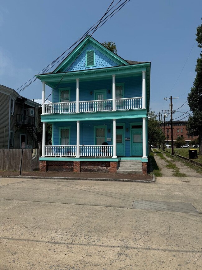 Building Photo - Charming 2-Bedroom Downtown Savannah Home