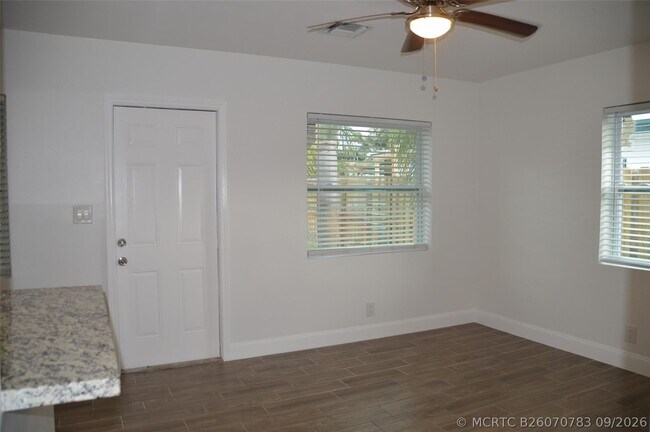 Foto del edificio - 823 NE 14th Ct