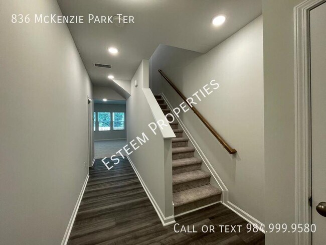 Building Photo - 836 McKenzie Pk Ter