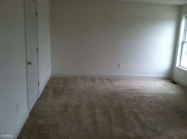 Building Photo - 4 br, 2.5 bath House - 127 Marathon Way