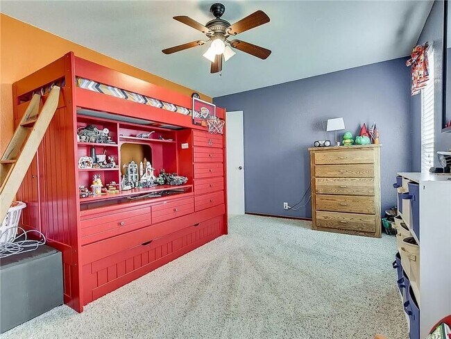 Building Photo - Spacious 4 bed, 2 bath, 2 car garage home ...