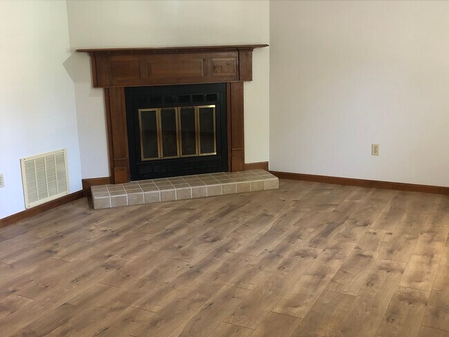 Foto del edificio - 254 Carmel Woods Dr