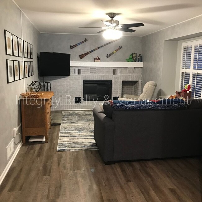 Building Photo - 1222 W Kettle Ave