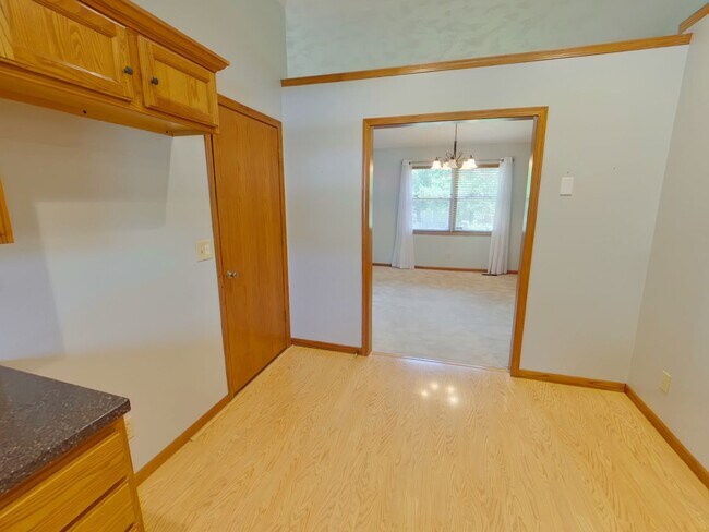 Building Photo - 650 S Highland Dr