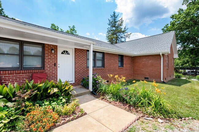 Building Photo - Beautiful Ranch on Large lot, Close to Ral...