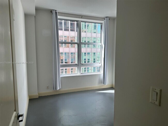 Foto del edificio - 111 E Flagler St