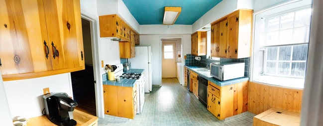 Building Photo - 8348 Doris Ave