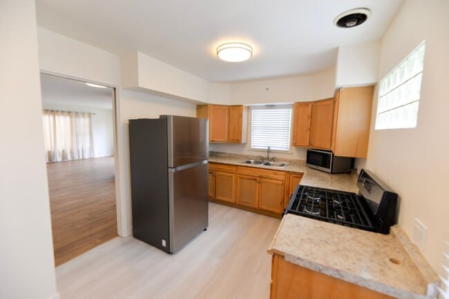 Building Photo - Single Family Home-Prime Location! Washer/...