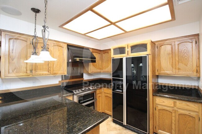 Building Photo - 5200 S Lakeshore Dr