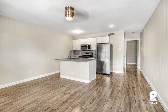 Building Photo - 902 Romeria Dr