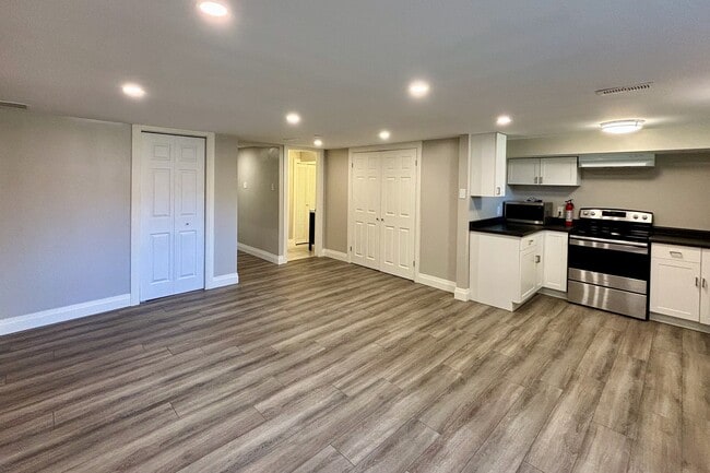 Building Photo - 55 Courtice Crescent