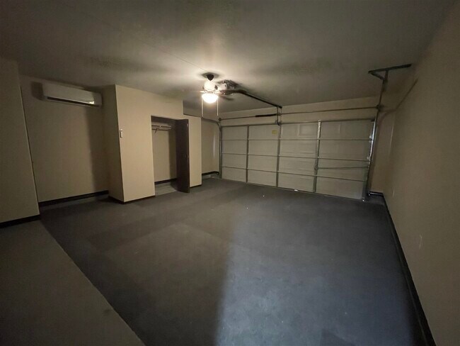 Building Photo - 9813 Sandhill Dr