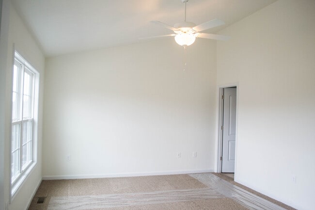 Building Photo - 6858 Village Green Dr
