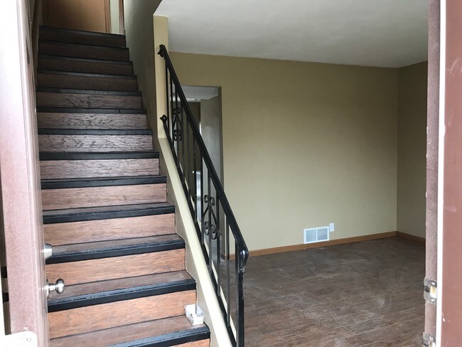 Building Photo - 304 Biggs Dr